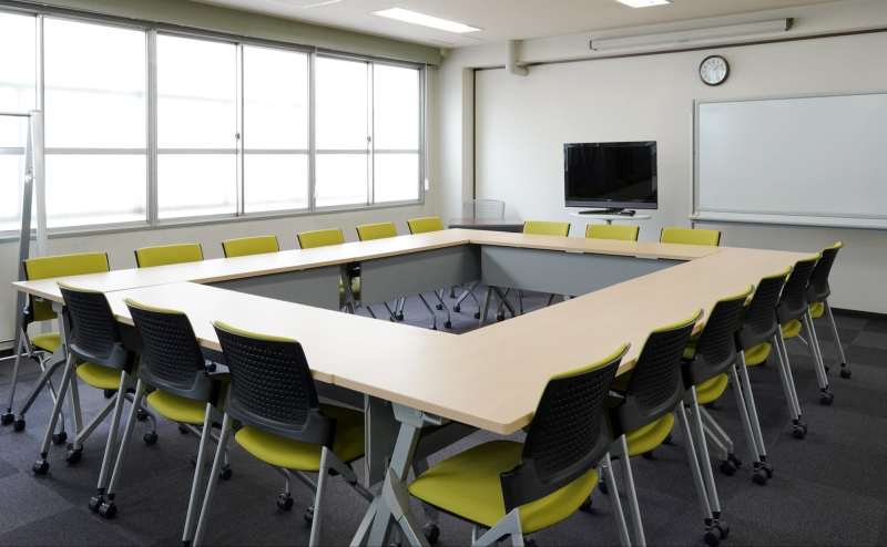 正方形36.4㎡の使いやすい会議室です。※ロの字形式(基本レイアウト)　18名着席可能。