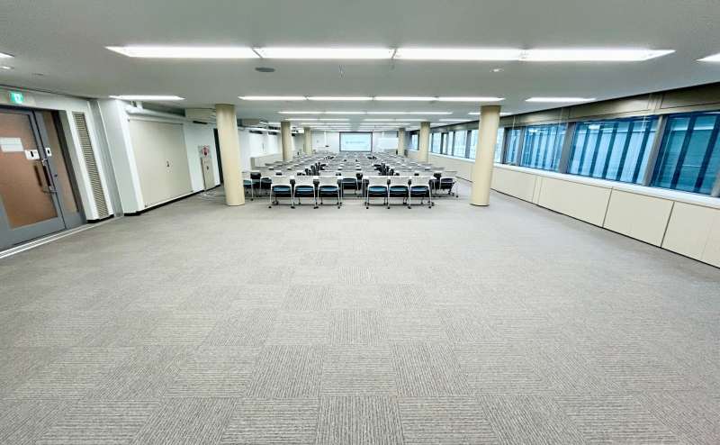 【会議室後方には広く空いているスペースがございますので荷物置き場にオススメです】 - TIME SHARING 銀座三丁目ビルディング5Fの写真