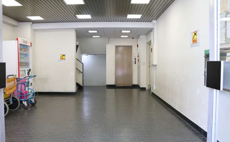 1階エレベーターホール。エレベーターの横には階段もあります - TIME SHARING 蒲田 第二美須ビルの写真