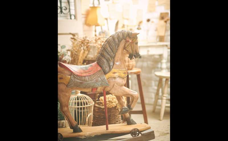 アンティークの木馬。乗ることも可能です。