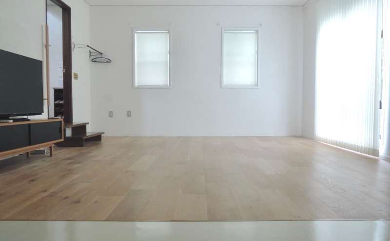 フローリングとシロホリの２つの床で構成されています