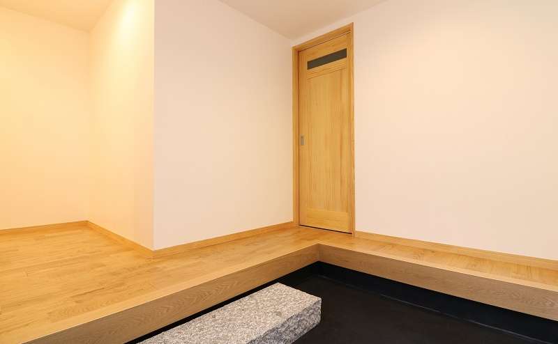 玄関。キャリーケースでご来店いただいてもOKです