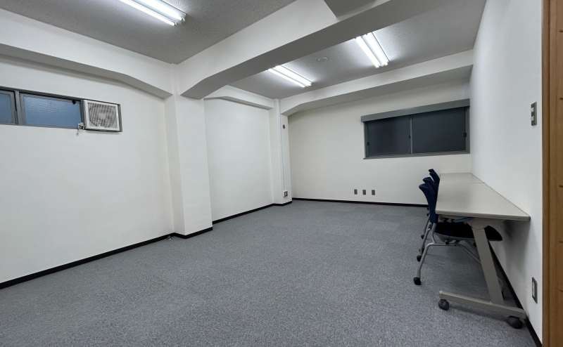 【後方控室は荷物置きや控え場としての利用にも最適です】 - TIME SHARING 大手町 協販商事ビル3Fの写真