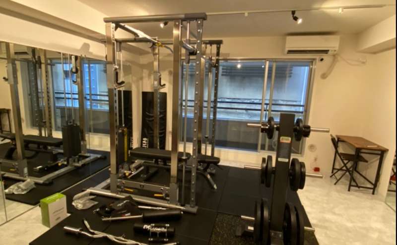 レンタルスペース 【女性専用】【代々木上原、徒歩2分】タフスタッフ製パワーラック、スミス・ケーブル付き！トレーナー利用可！お水1本サービス有