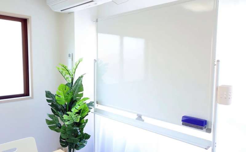 角部屋で窓が2箇所あります。ホワイトボード完備で会議やプレゼンテーションにも