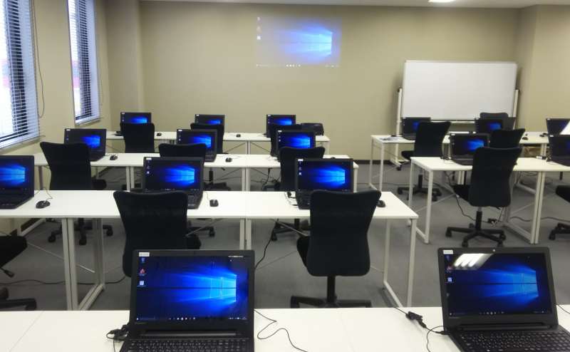 20名、スクール形式、パソコンご利用時の風景②