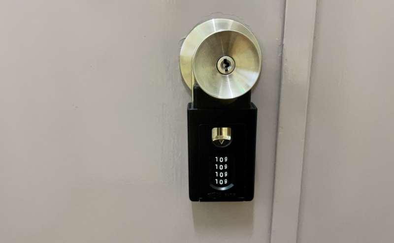 【ドアノブに設置されている黒いキーボックスを開き、中から鍵を取り出してご入室いただきます。※キーボックスの暗証番号はご予約完了時にお伝えいたします】 - TIME SHARING 神保町 樋谷ビル5A