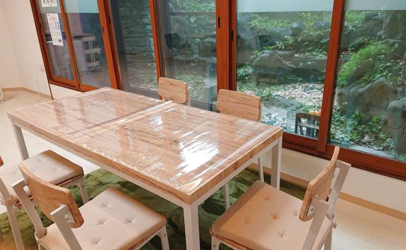 机にはビニールシートが掛けてあり多目的に利用できます