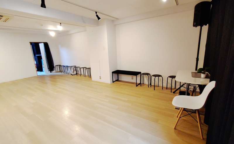 イスは合わせて３７脚とスツールが３個、三人掛けベンチが１個。４３人まで着席出来ます。