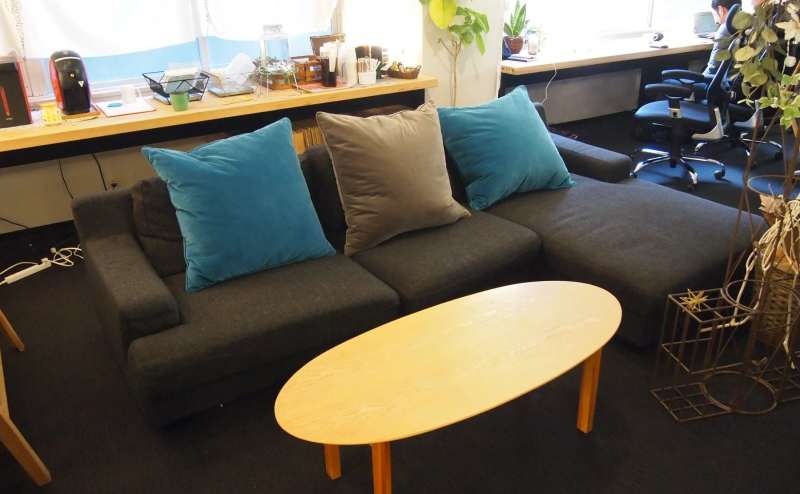 ちょっと一息つきたい場合にはソファでおくつろぎください♪