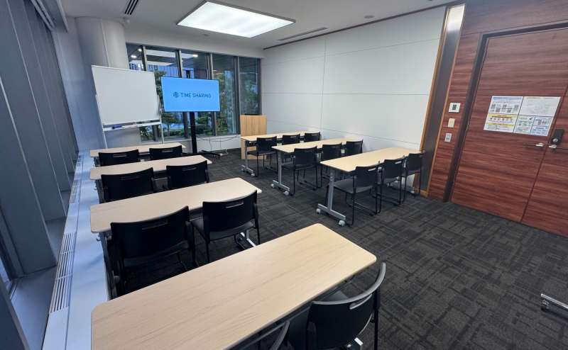 【スクール形式で18名着席可能です！】