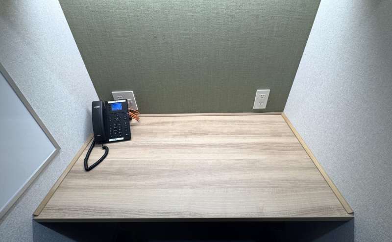 【ブース内の机はPC作業にちょうど良いコンパクトサイズです】 - エキスパートオフィス大宮 312の写真