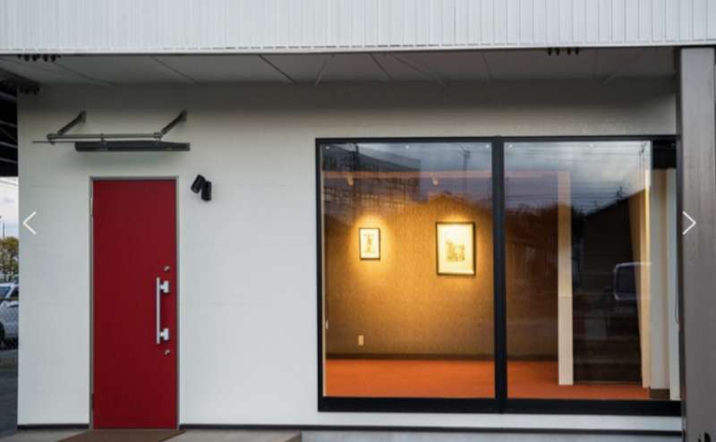 外から見た玄関の様子です 赤い扉が目印です