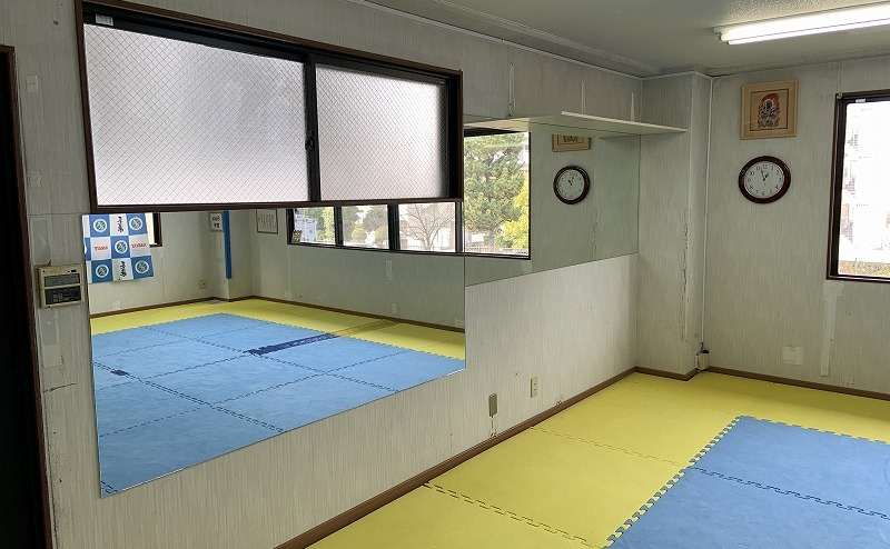 110㎡の広さ　側面鏡張り　床はジョイントマットを敷いています