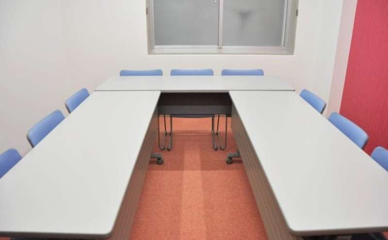 会議やミーティングにぴったりのコの字型レイアウト