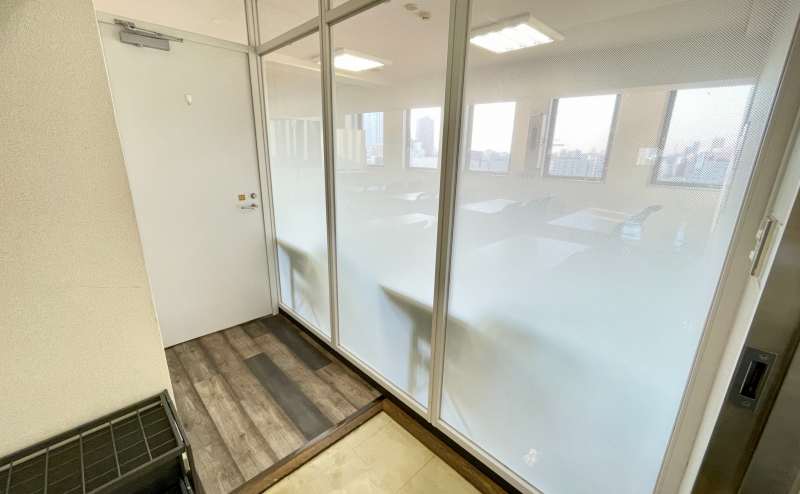 【入口のドアを閉めた状態】 - TIME SHARING 四谷8Aの写真