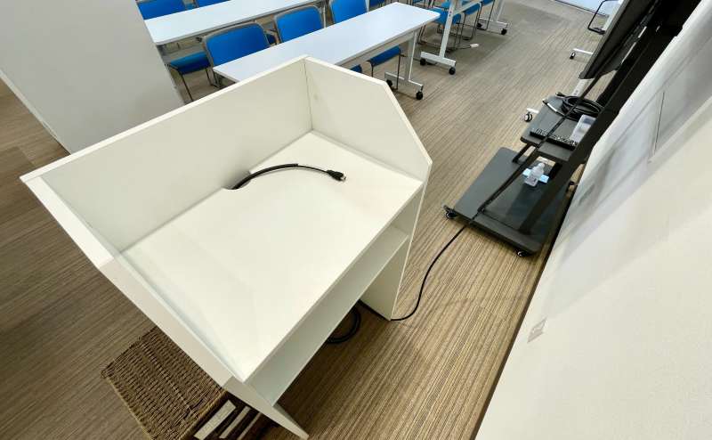 【モニターへは司会台に伸びているHDMIケーブルとPCを繋げるだけで簡単に接続できます】 - TIME SHARING 代々木駅西口前の写真