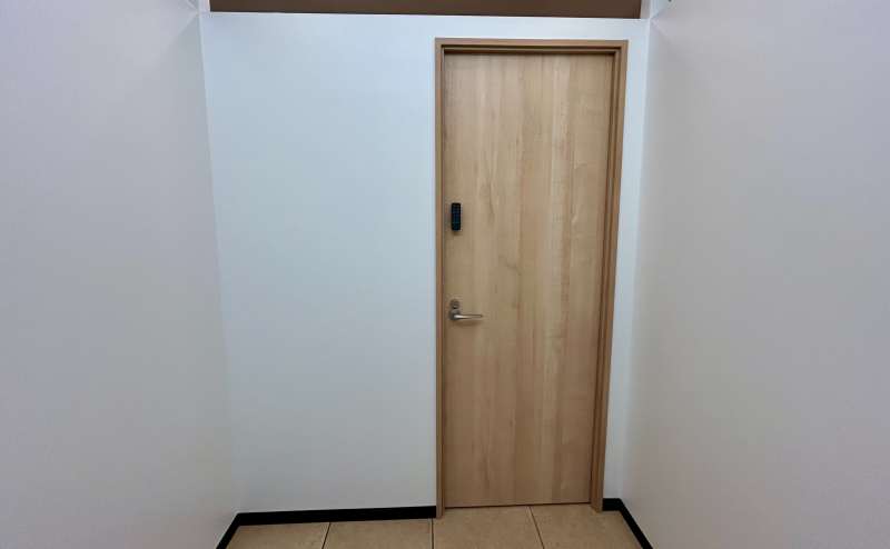 【共有扉に電子キーが設置されております。入室案内をご確認のうえ暗証番号をご入力ください。】 - TIME SHARING 銀座 旗ビル roomQの写真