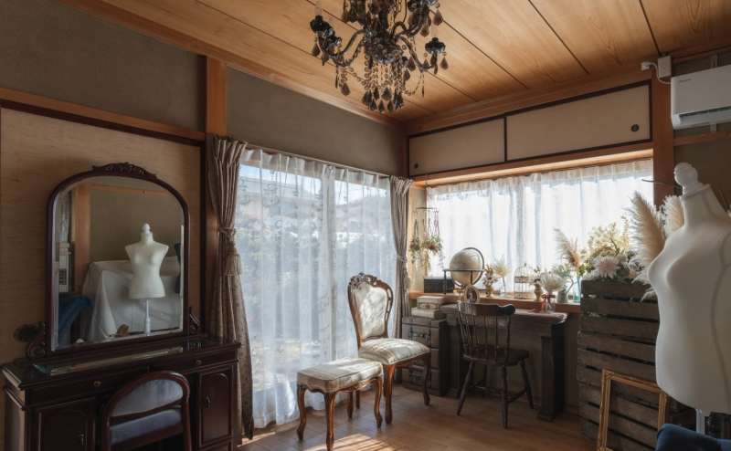 アンティークで溢れた洋室は撮影でも更衣室としてもご利用いただけます。