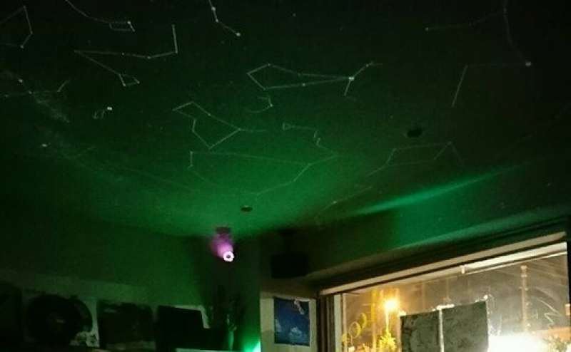 真っ暗状態での利用であれば、ホームスター投影も可能（無料でレンタルできます）