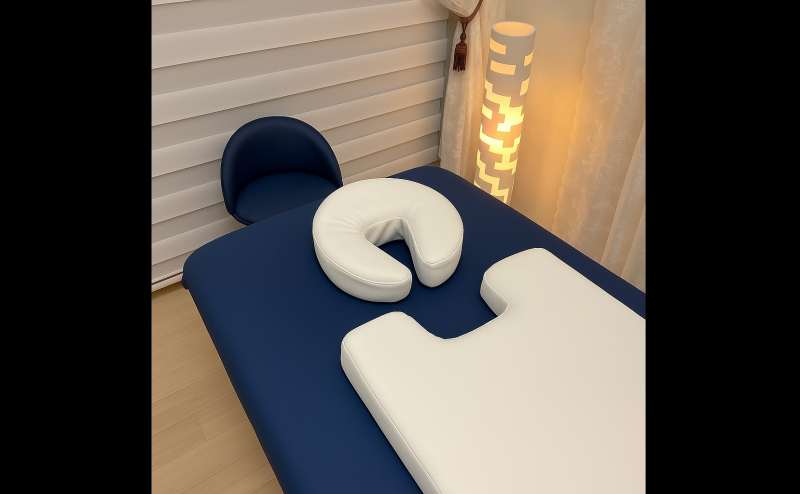 施術用ベッドには、うつ伏せにも対応したフェイスクッションをご用意。快適な姿勢で施術を受けられるよう、チェアや照明にもこだわっています。リラクゼーションや整体に最適な空間です。