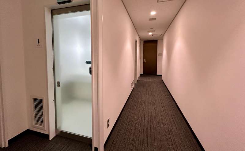 【女子トイレ入口】