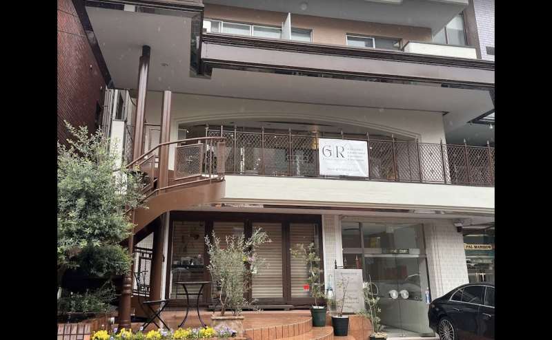 神戸異人館通りに面したビルの、テラスがある２階です。