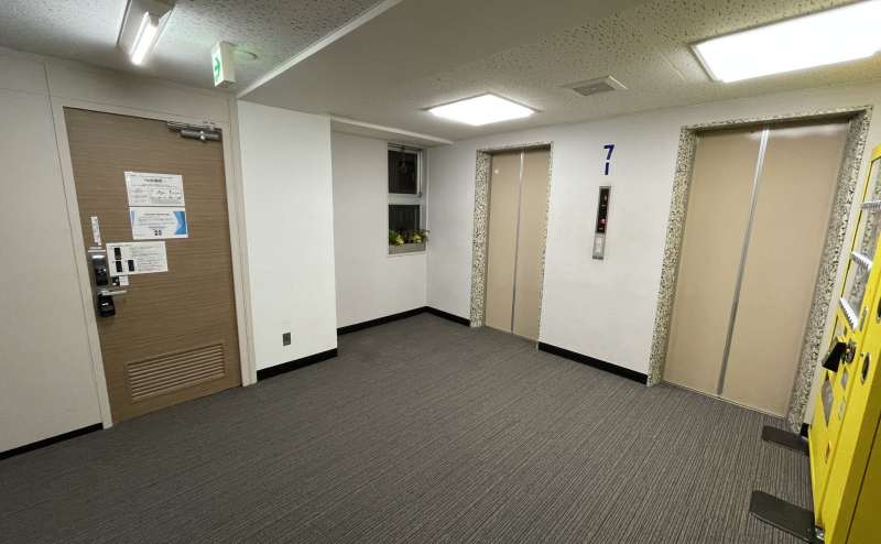 【7階に到着したら、エレベーターを出てすぐ右のドアが7A会議室です】