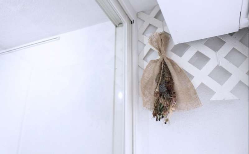 硝子戸の前に飾りを吊るすこともできます