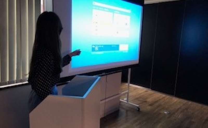 プロジェクターを使用したセミナー風景です