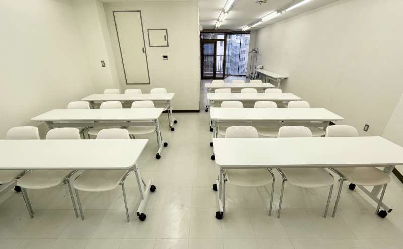 【白で統一されたシンプルな会議室です】 - TIME SHARING 神保町 樋谷ビル5Aの写真