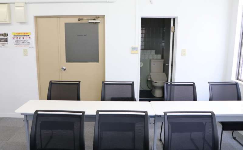 【会議室後方には男女共用のトイレがあります】 - TIME SHARING 銀座一丁目の写真