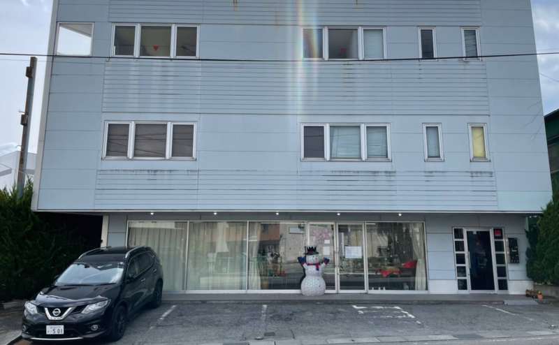 建物の右側が入口です。