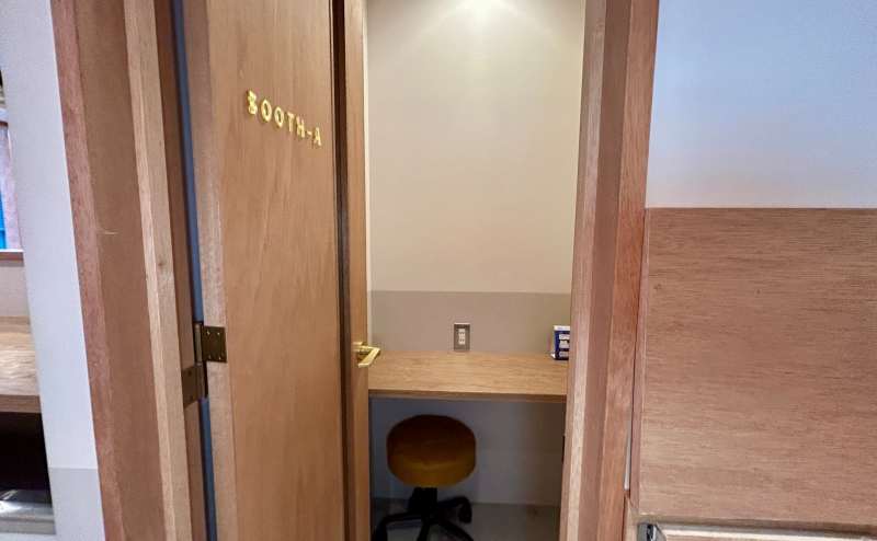 【個室なので、Web会議や電話など声出し可能です※大音量での会話やスピーカー再生はNG※】 - 錦糸町 ロジコーヒー、 BOOTH-Aの写真