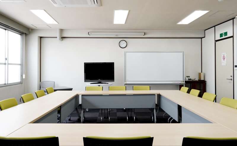 スタッフが別フロアに常駐しているため、当日に何かあっても臨機応変に対応できて安心です。※ロの字形式　18名着席可能。