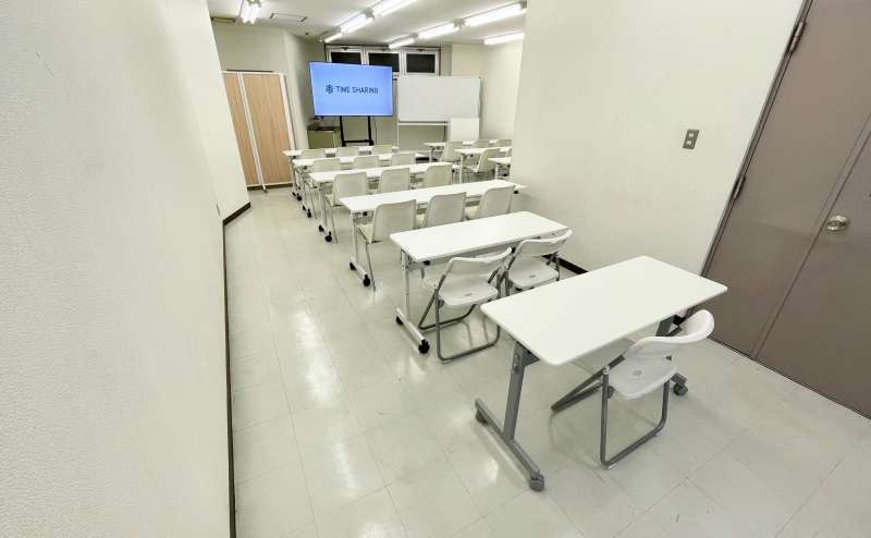 【予備椅子と机を並べた様子／最大24名着席可能 ※原状復帰はお客様自身でお願いします】 - TIME SHARING 神保町 樋谷ビル5Aの写真
