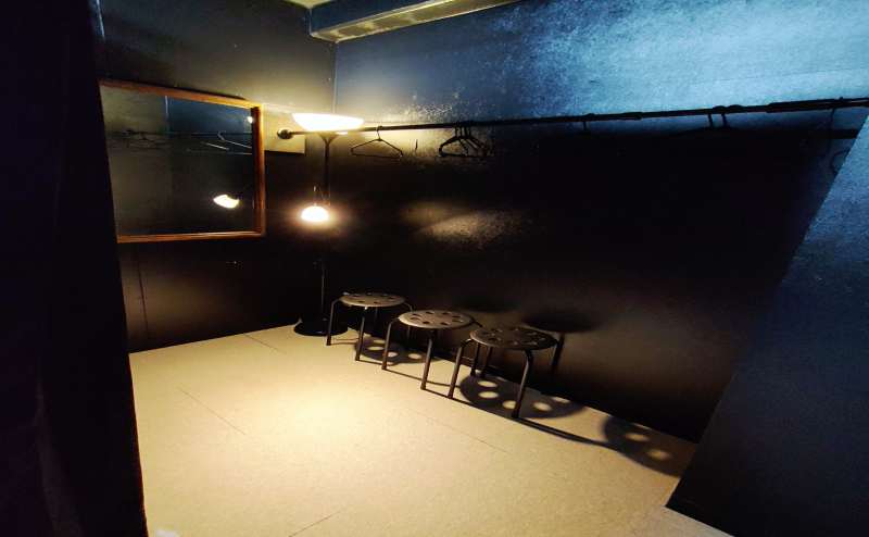 広々とした更衣スペースペース、大型ミラーでメイク直しもできるスペースです。女性がきれいに見えると評判のライトが設置してあります。