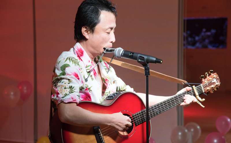 ギターの弾き語りにも人気のスペースです。音響設備完備です