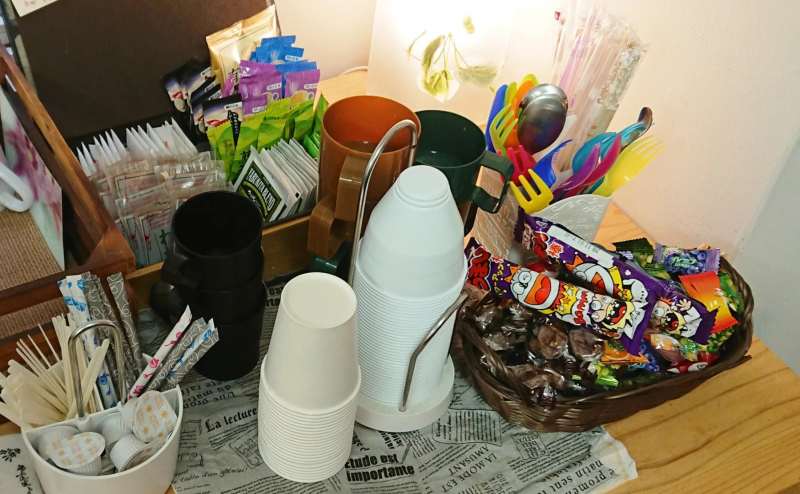 飴やちょっとしたお菓子も置いていますので、お口直しにどうぞ！