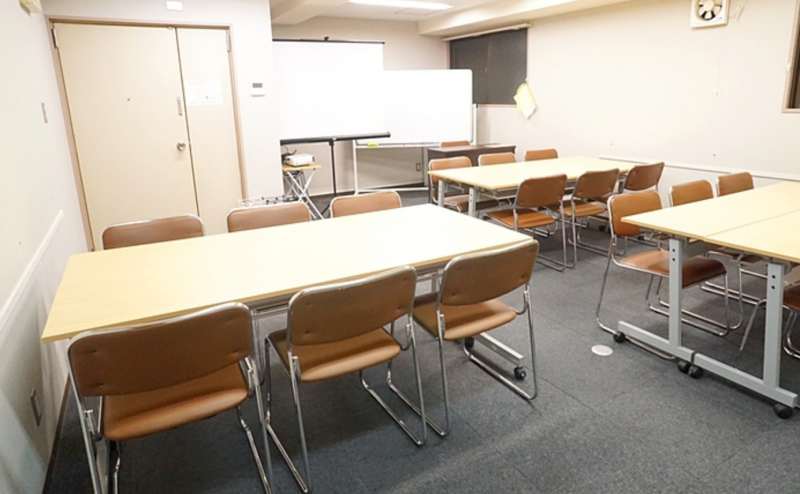 グループワークや研修会、勉強会のご利用が多いレイアウトです。小グループのミーティングにも