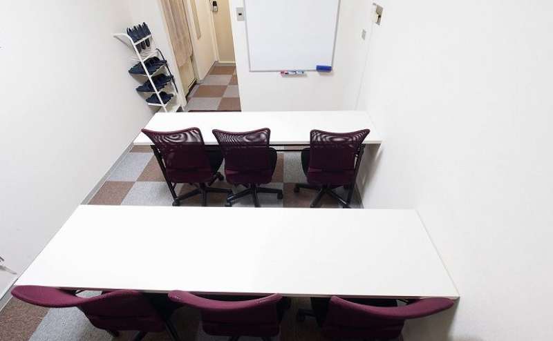 ホワイトボードに向けたセミナー用レイアウトです。