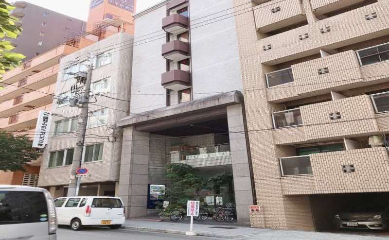 周辺はコンビニや飲食店の多いエリアです