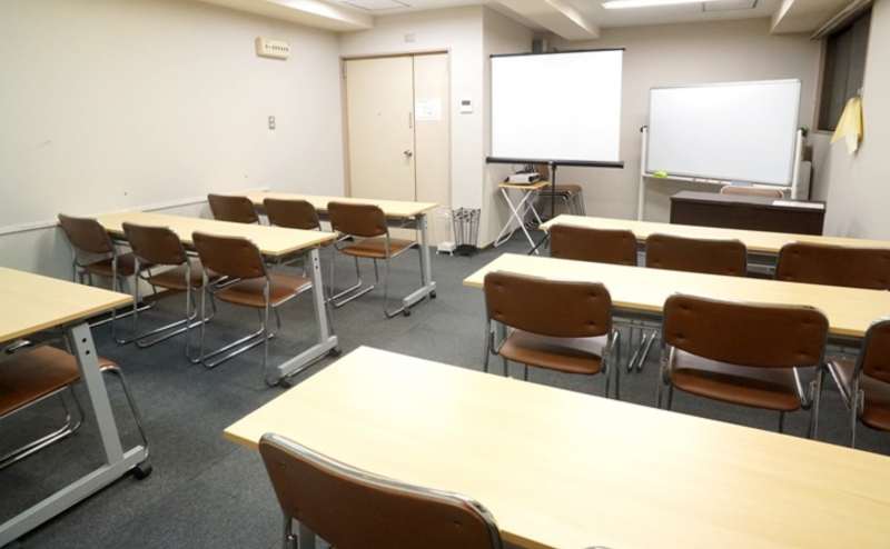 【JR新大阪駅東口】徒歩1分 駅近 格安会議室 最大収容人数21名 Wi-Fi プロジェクター等無料設備充実 レイアウト自由 窓あり/会議 セミナー 講演会 研修会/大阪セミナーオフィス ルームO-3