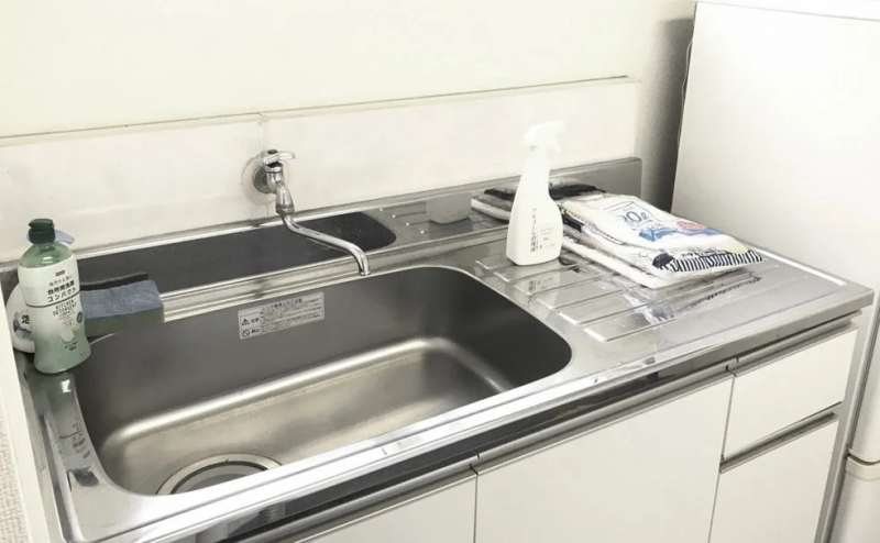 第一会議室には簡易キッチンを完備してます。冷蔵庫も完備しておりますのでお茶出しやケータリングも可能です。