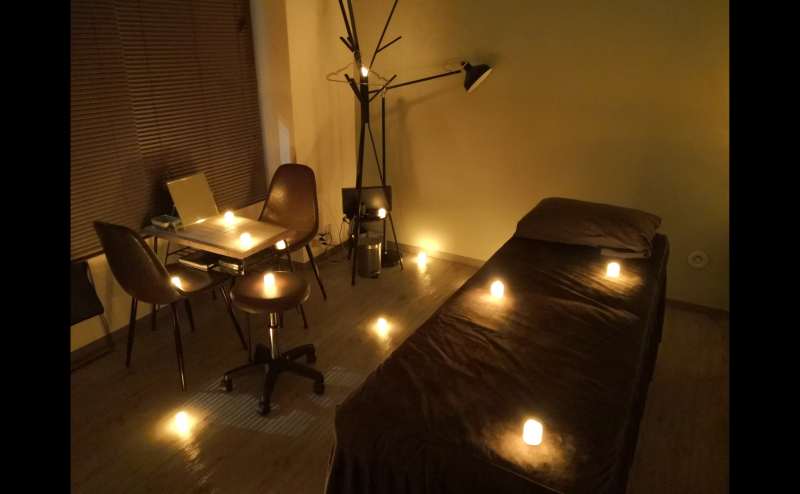 LEDキャンドルライト（ゆらゆら光るタイプ）を点けたお部屋です。