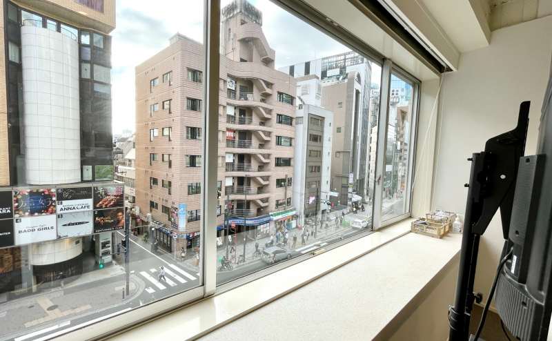 【窓の外には六本木駅前の街並みが広がります】 - TIME SHARING 六本木 第6DMJビル 4Cの写真