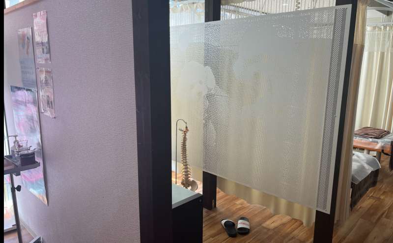 奥のパンチングパネルには実はトイプードルが壁に描かれていてとてもおしゃれです。