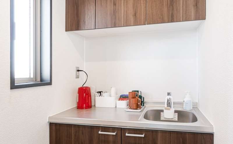 シンク、冷蔵庫、電気ケトルを完備しています。安心してご利用いただけるように、水回りの清掃には特に気を配っております