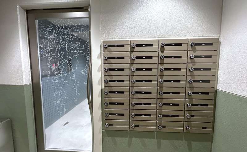 【共用部入ってすぐ左手にポストがあるので、キーボックスを取り出してください。】