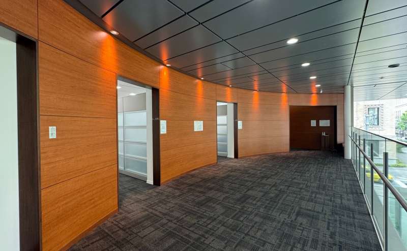 【手前と中央はBooth、一番奥がRoomになります。】